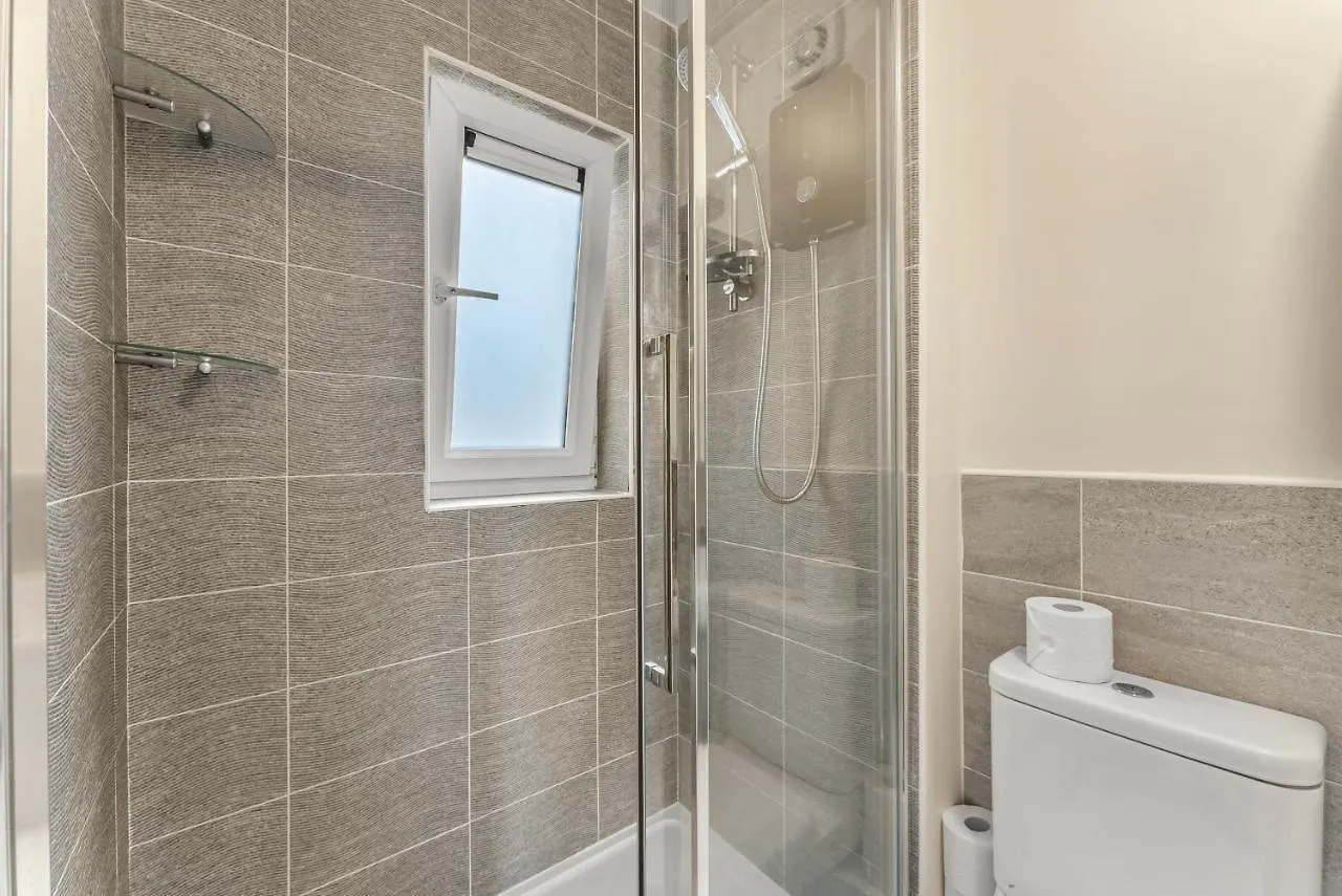 Sleek And Stylish 2 Bed With Garden And Parking Apartment Sheffield