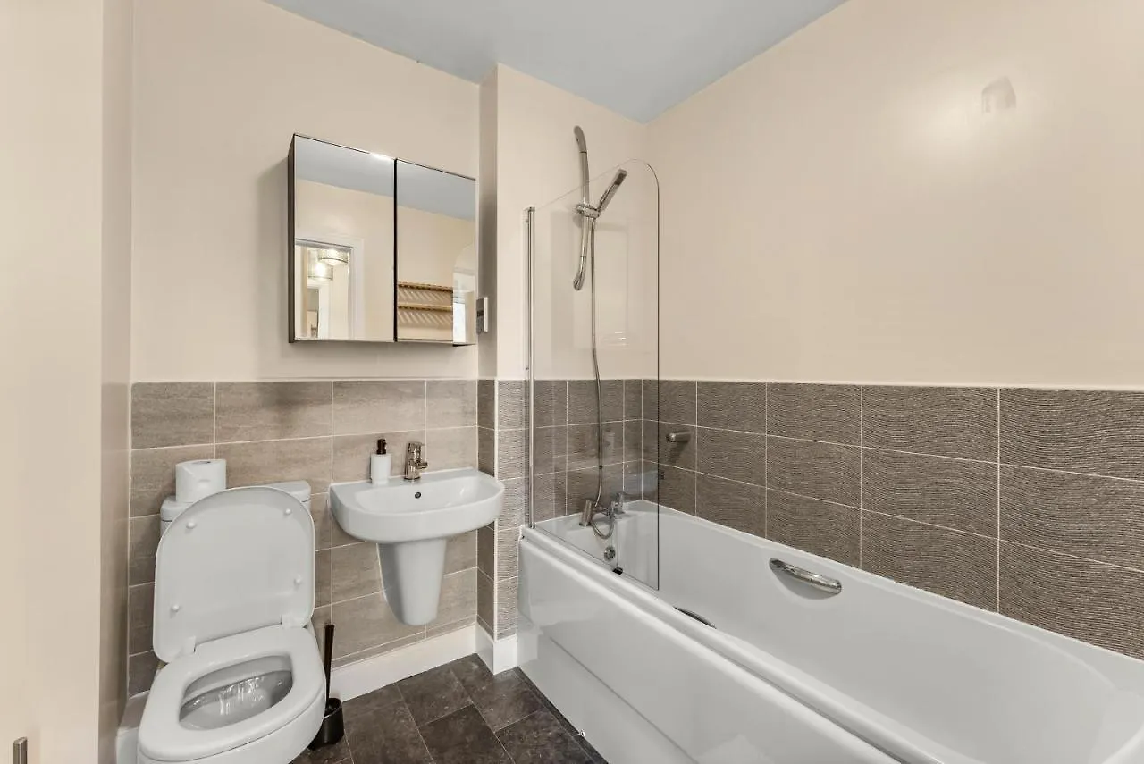 Sleek And Stylish 2 Bed With Garden And Parking Apartment Sheffield 0*,